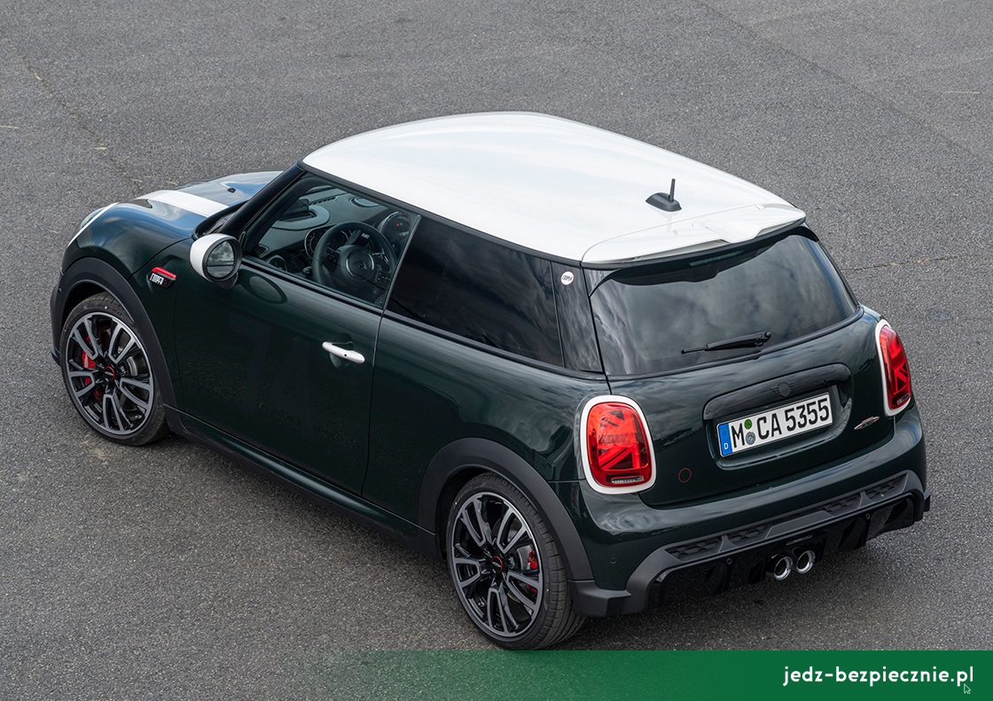 Premiera tygodnia - Mini Anniversary Edition - John Cooper - tył auta z białym dachem